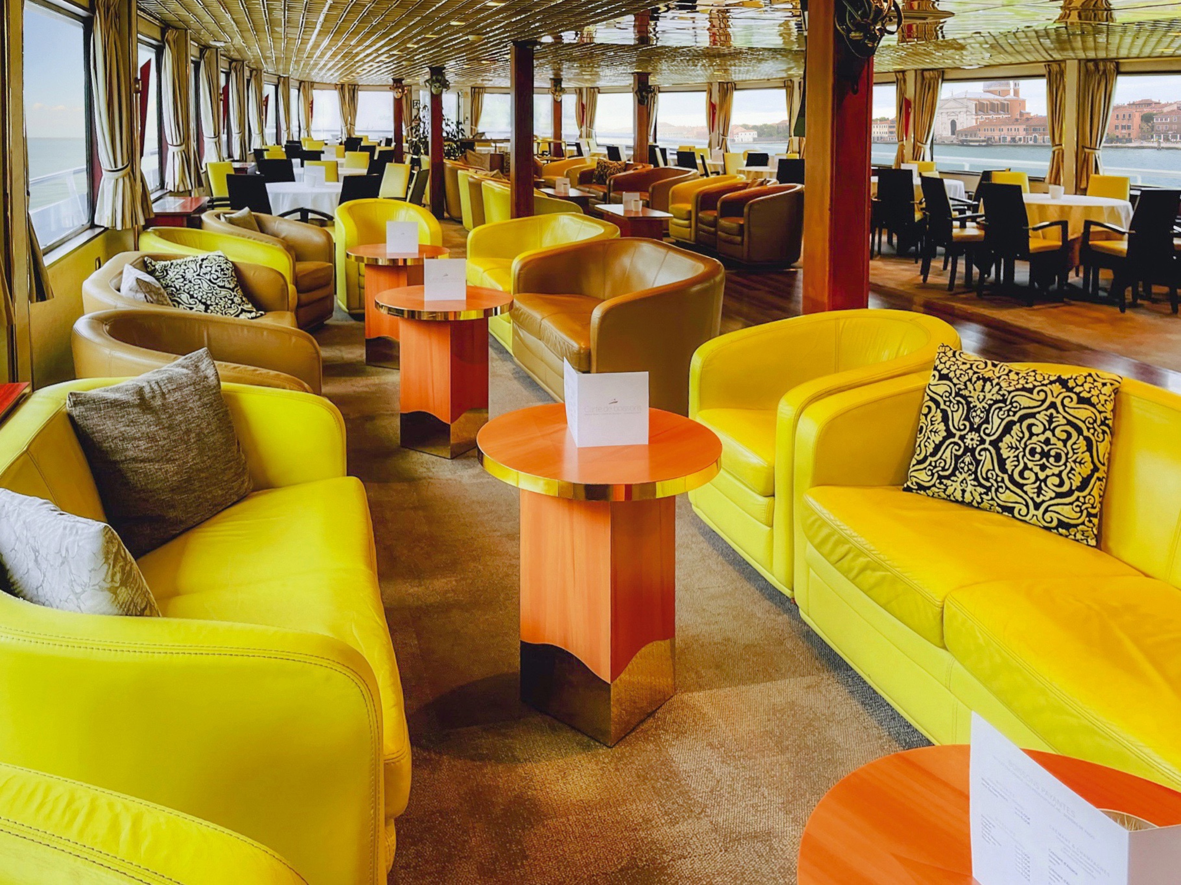 Lounge & Bar with Dancefloor